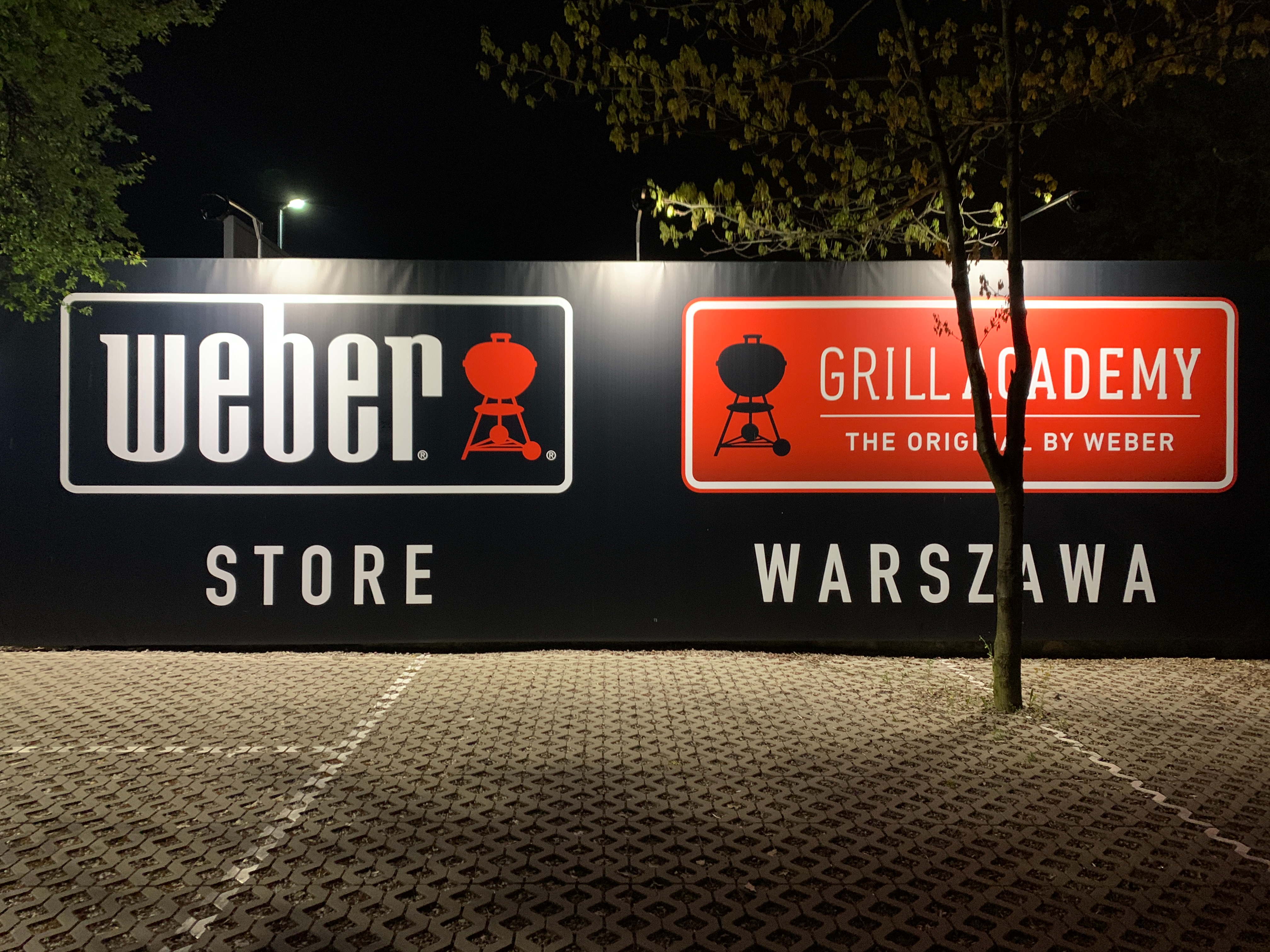 Podświetlany baner Weber Store w Warszawie – realizacja drukarni FLOW